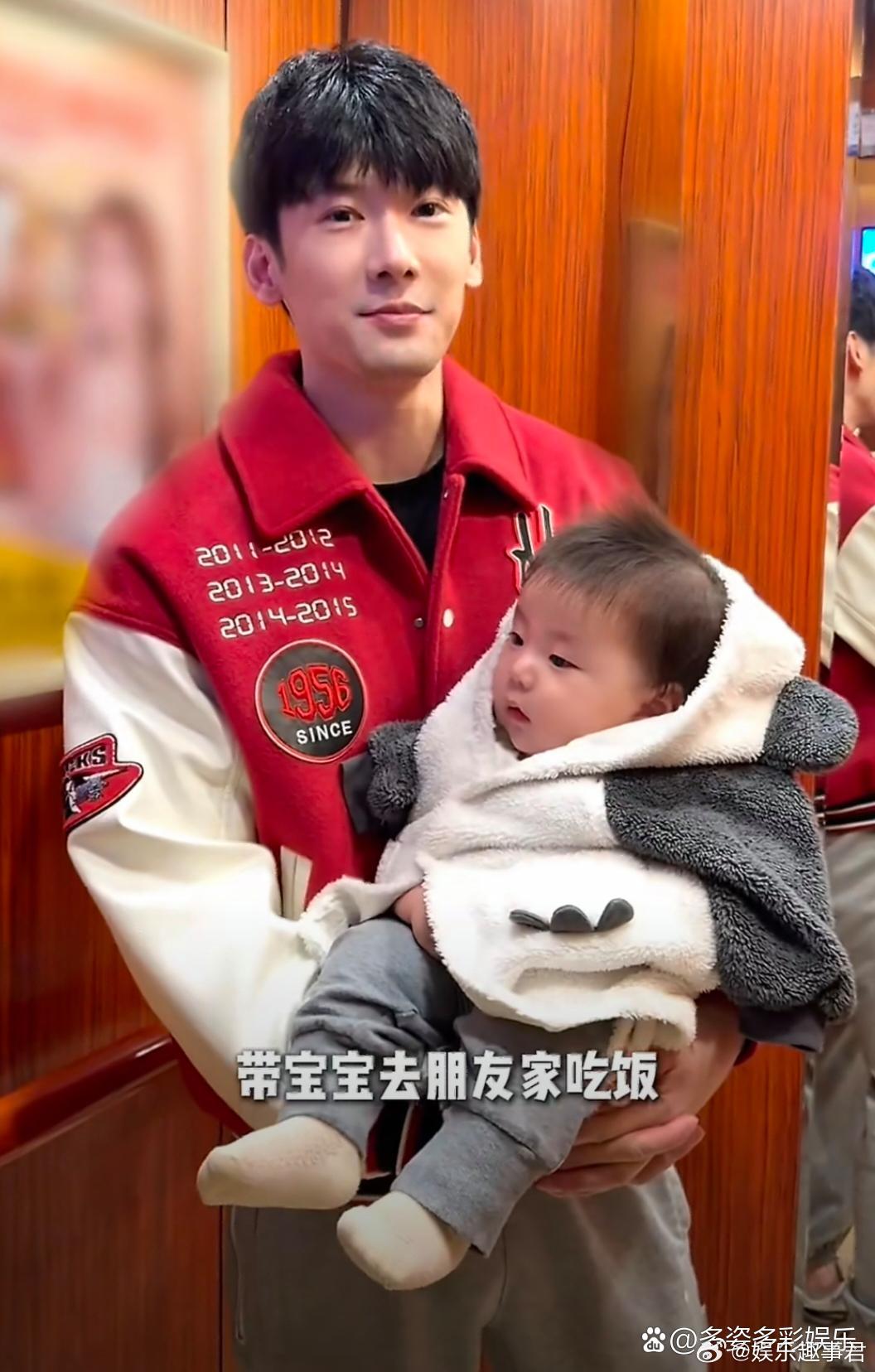 刘芮麟和儿子是复制粘贴刘芮麟带儿子日常，儿子乖巧可爱，被他放在座椅上，安安静静的