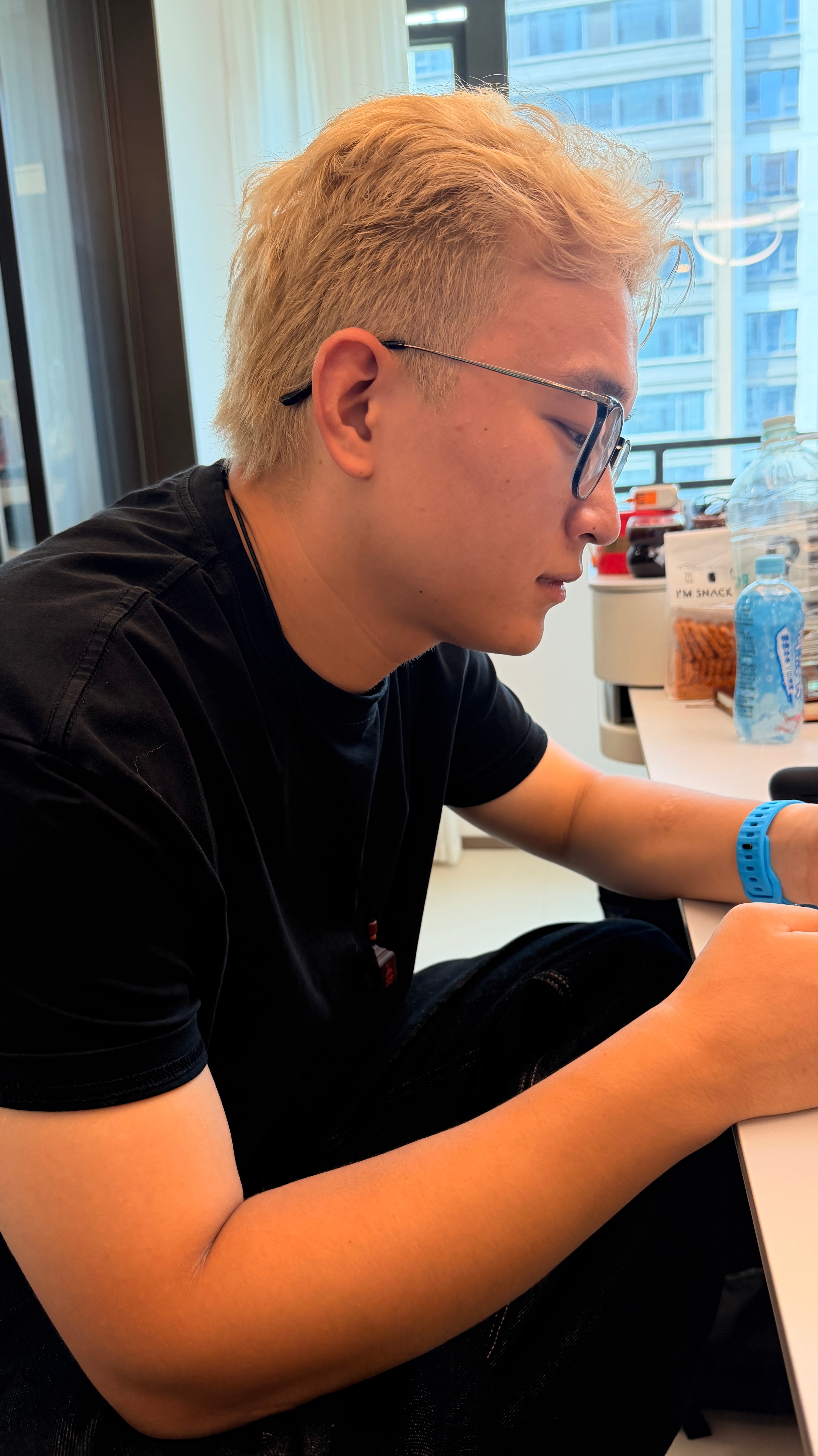 大晨子：看我刀削般的下颌线！弟弟说：下颌线是被锤子🔨打肿了吗 合肥