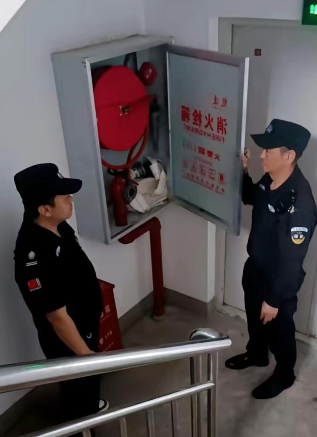 班长教新来的保安怎样使用消火栓和灭火器使用方法，可是这么简单的事情，新保安当时能