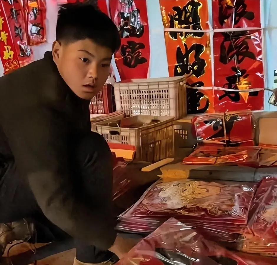太心酸了！山东烟台，14岁男生摆摊卖对联，本以为是体验生活，没想到男生父亲早逝，