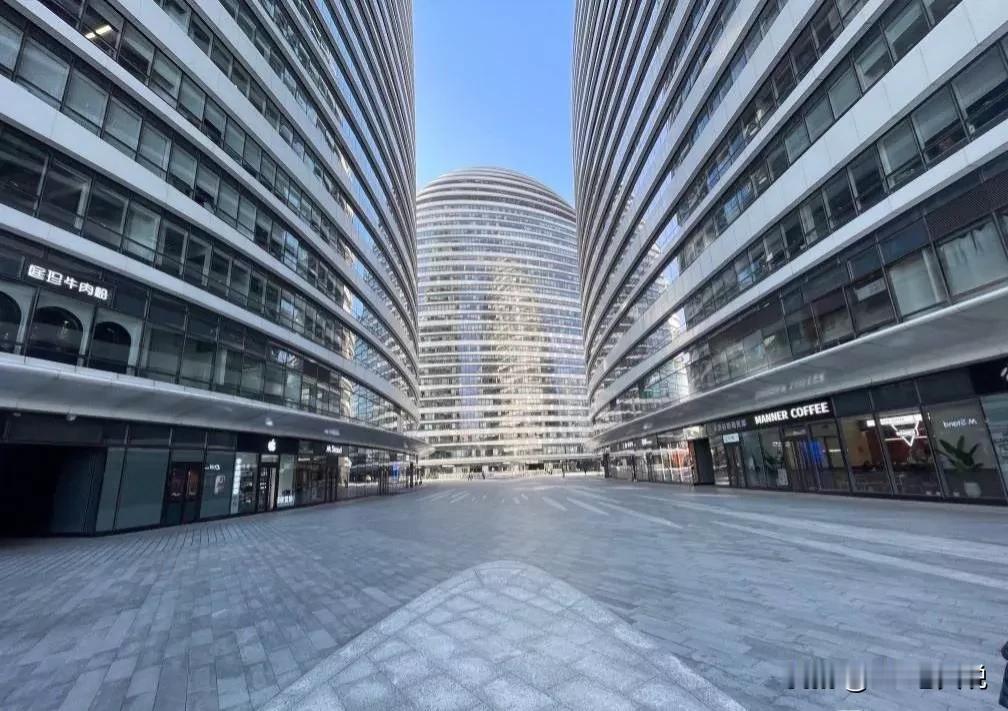 这周五，公司一个在公司工作了15年，年龄45+的元老级别员工被辞退了。拿着40w