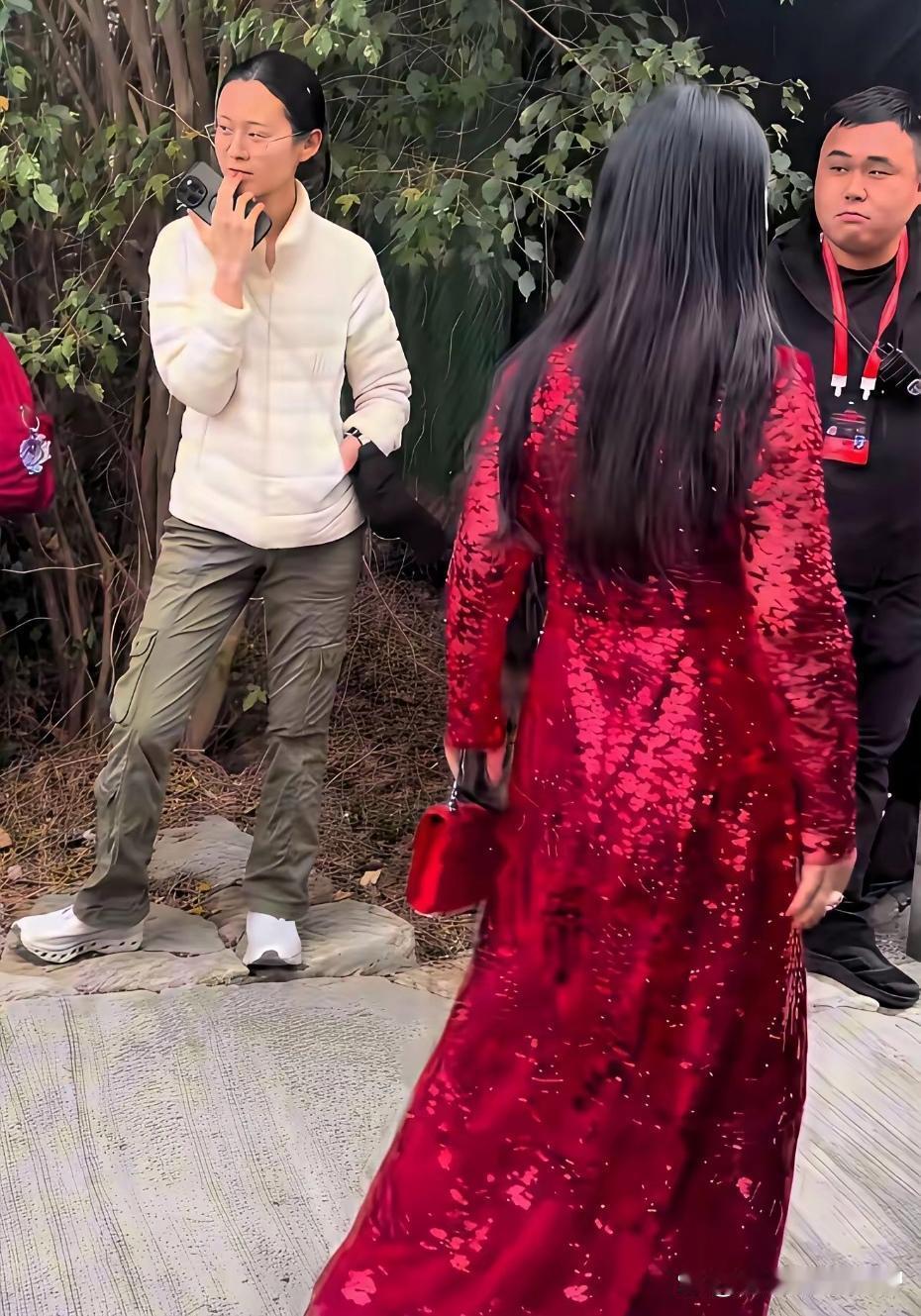 李湘带王诗龄香港看张艺兴演唱会，母女俩打扮太隆重，不像看演唱会更像赴晚宴。 