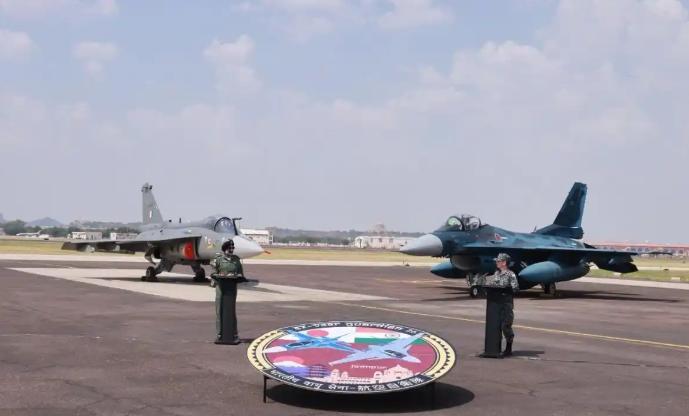 9月20日，印度焦特布尔空军基地，日本航空自卫队幕僚长森田雄博穿上一身印度空军的