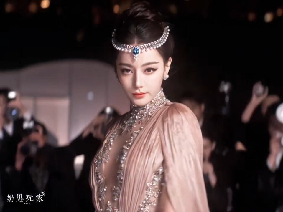 好美的一张脸这场雨落在迪丽热巴身上完全就是助兴来的这种冲击力的眼神完全就是神啊[