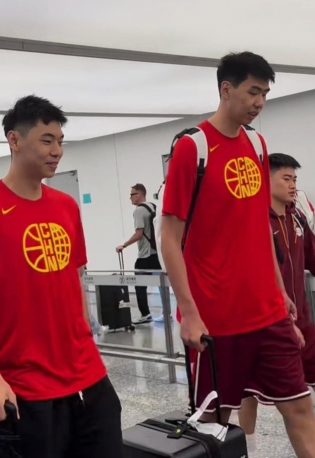 中国男篮已抵达浙江杭州，备战杭州站的两场热身赛，中国队将于6月21号对阵澳大利亚