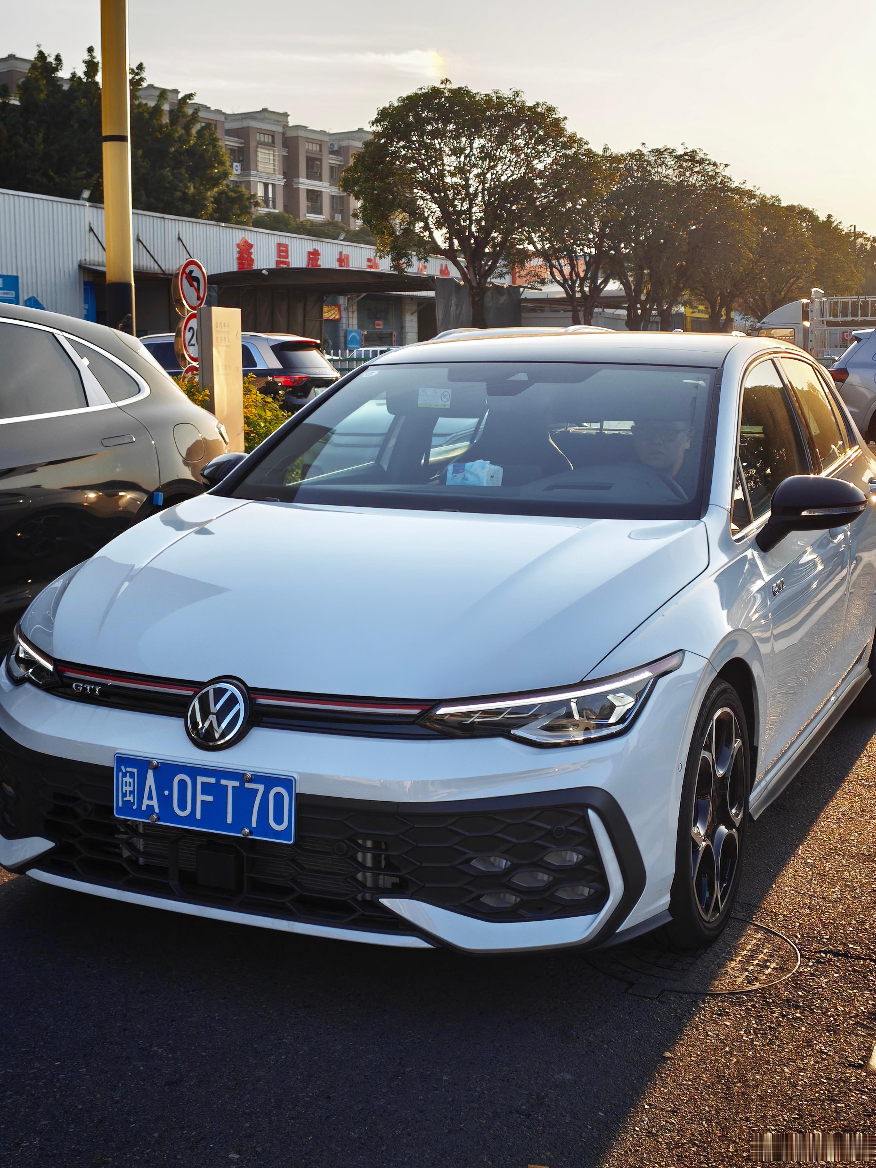 GTI，这三个字母是我对小钢炮的最初认知。所以当我得知本地4S配备了自购试驾车以