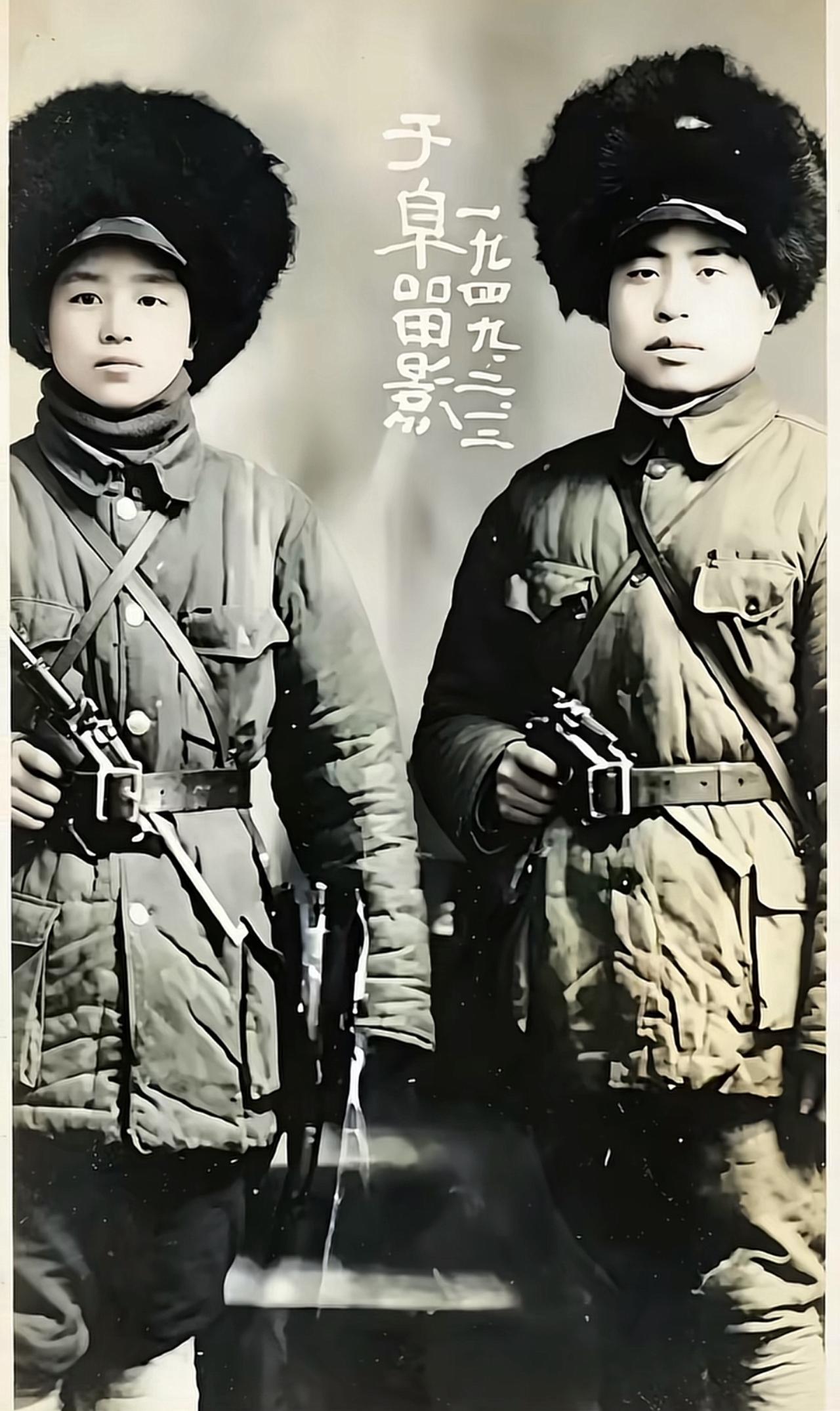 1949年2月3日，两名战士在辽宁阜新留影，照片里是两名东北野战军战士，也就是后