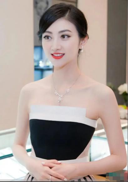 我还是小看景甜了，
没想到她能这么快复出。

前段时间那场刷屏全网的风波，舆论铺