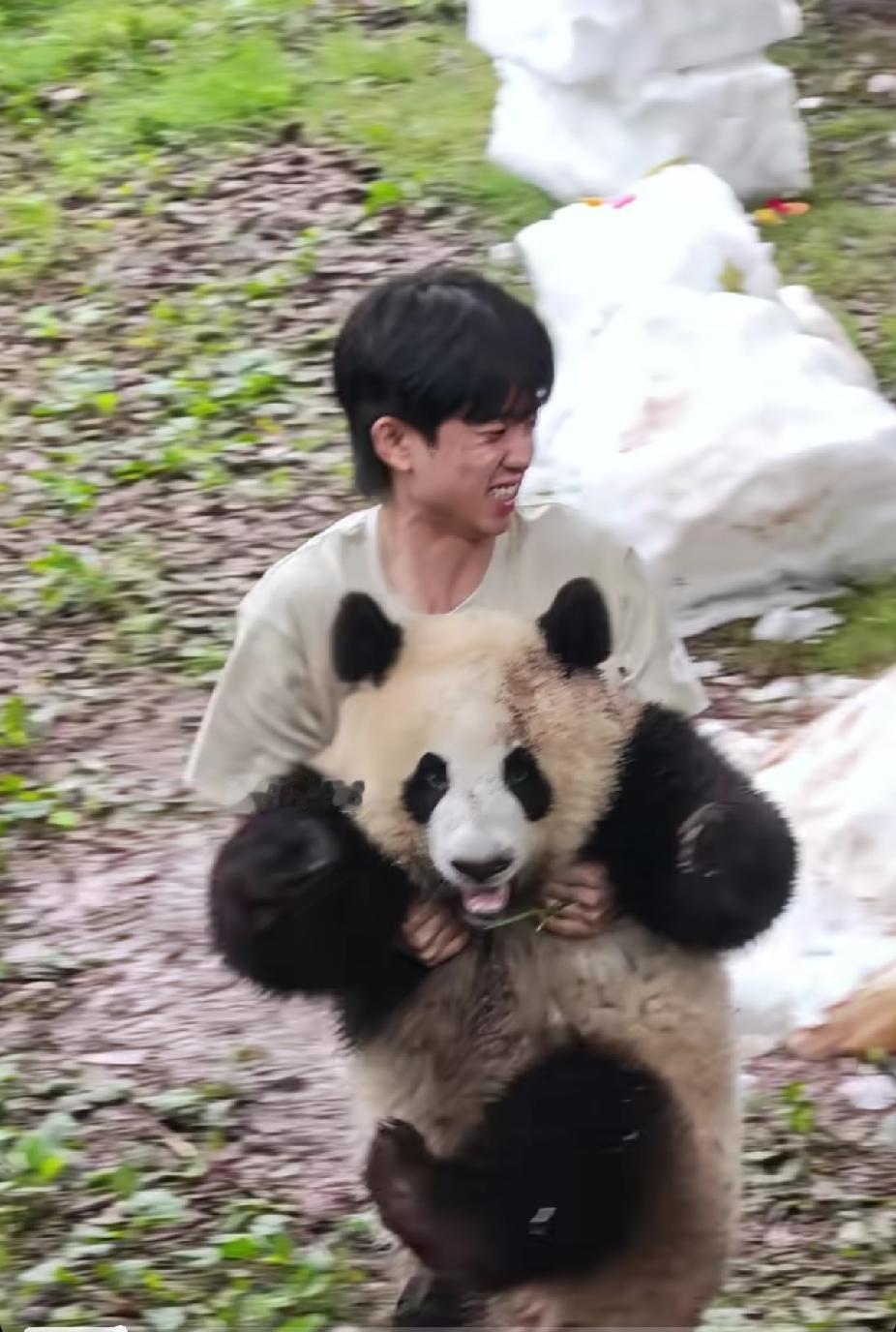 哈哈哈画面感直接拉满：

小月亮：我不回我不回！我妈一年就过一次生日，我还没玩够