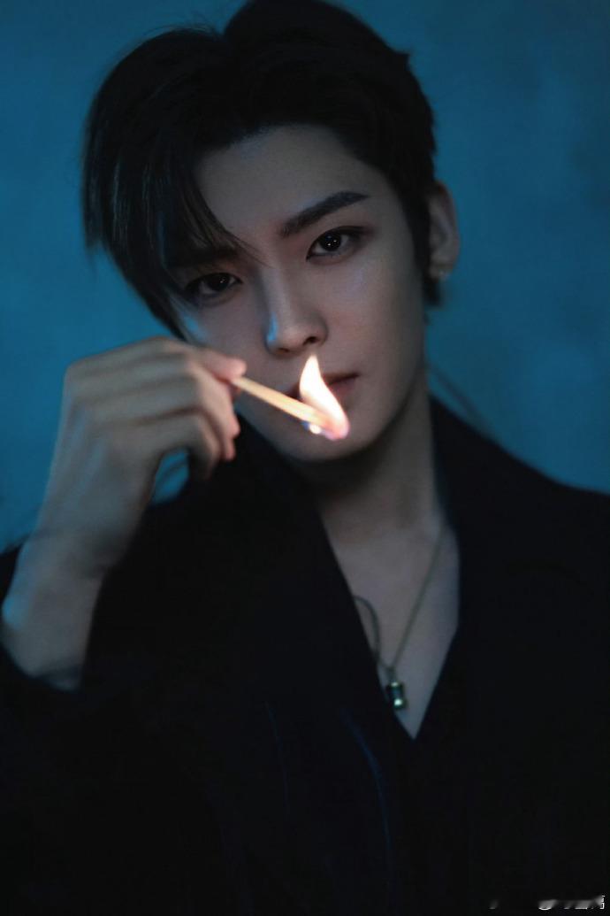 侯明昊 极星渊把妹王  侯明昊又开始 “玩火” 了！火光勾勒下的侧颜精致又凌厉，