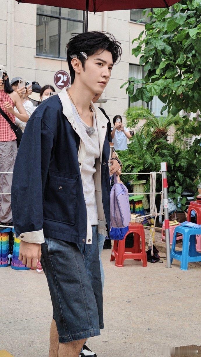 今天换陈哲远给李乃文当助理了 大型岗位轮换现场！之前李乃文细心照顾陈哲远，现在轮