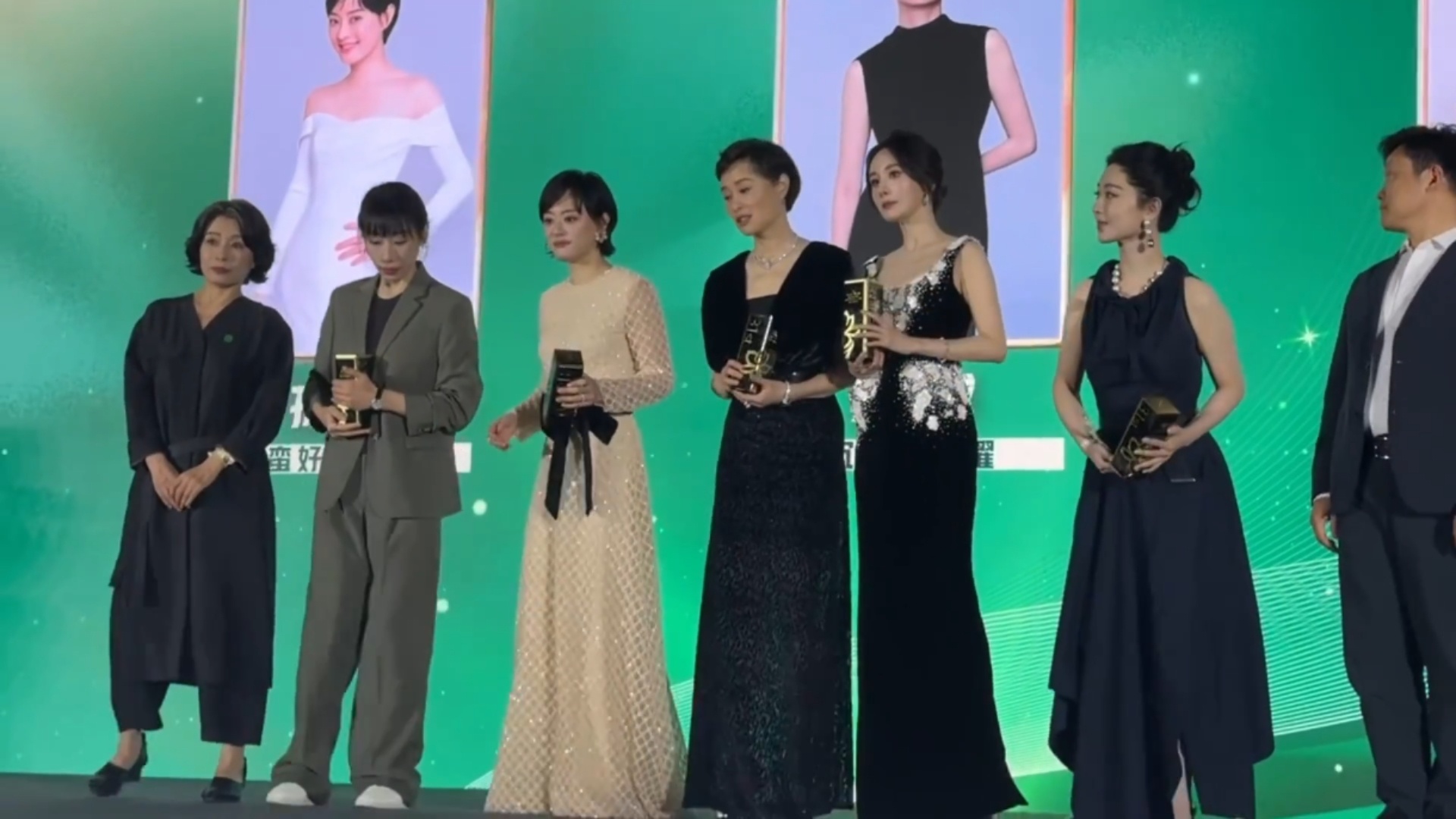 杨紫真是无论多大年纪都让人想叫她紫妹就好小妹妹的感觉，笑盈盈地挪着小碎步，姐姐一
