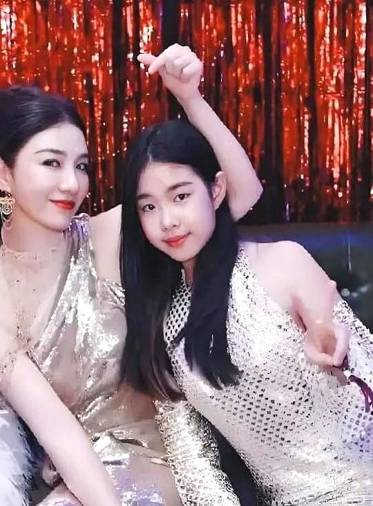 49岁的黄奕，怎么突然“变脸”了？

最近上海品牌活动上，她站C位，露肩上衣配阔