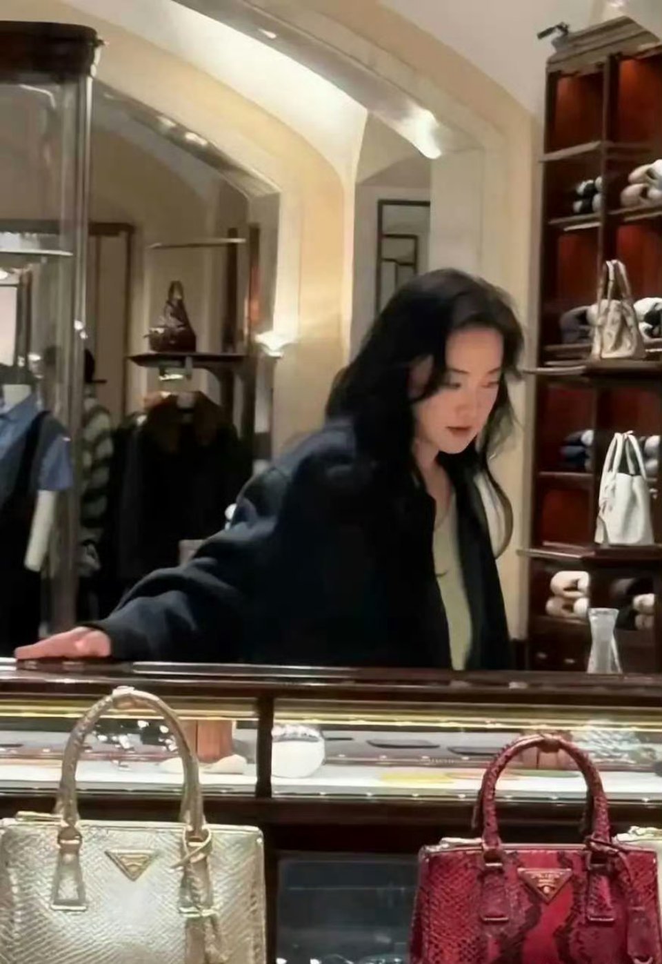 贾玲真的变了，简直是变成了另外一个人，不再是以前的胖玲了，现在是高冷御姐范