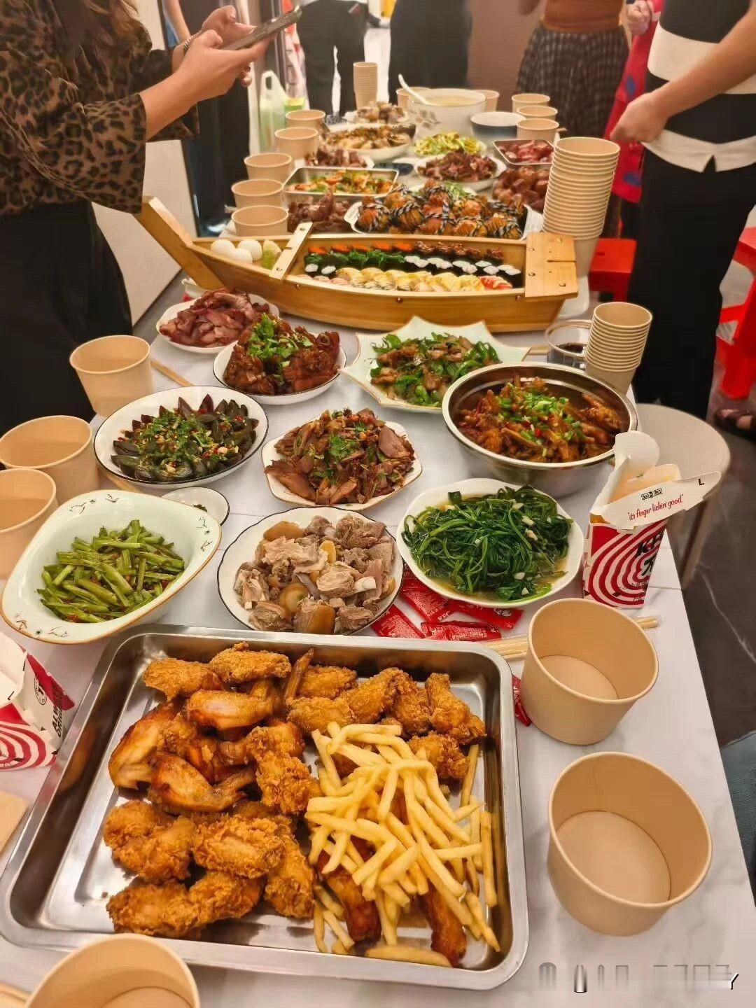 朋友家小孩过生日，我们应邀去做客，到了现场真的被惊艳了，先不说整个家里布置的五颜