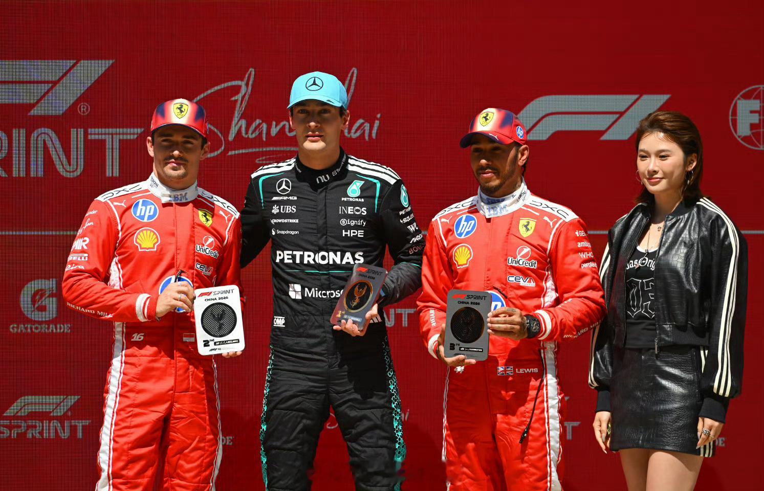 F1海外账号发合影把吴艳妮裁掉2026年F1中国大奖赛冲刺赛，拉塞尔杆位发车最终