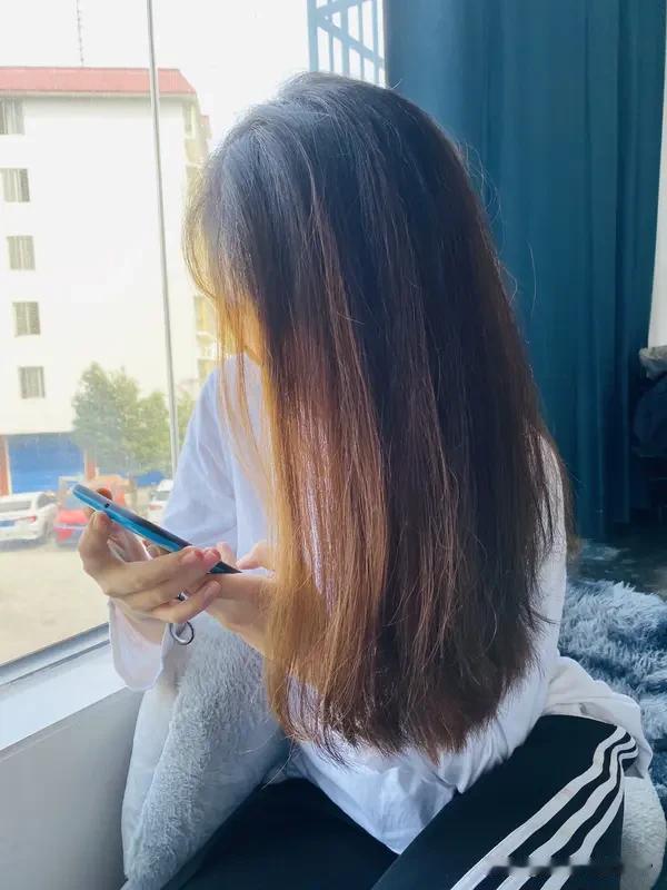 撩女生可不能靠油腻土味，真诚温柔加幽默才是王道。像“别人找我聊天我都懒得回，但只