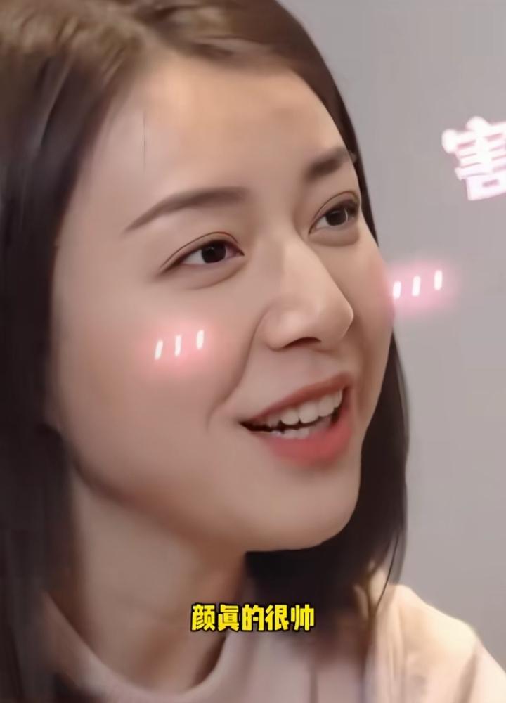 甜度超标！邱贻可妻子谈老公时满脸幸福，全程笑容灿烂，藏不住的甜蜜。她直言邱贻可长