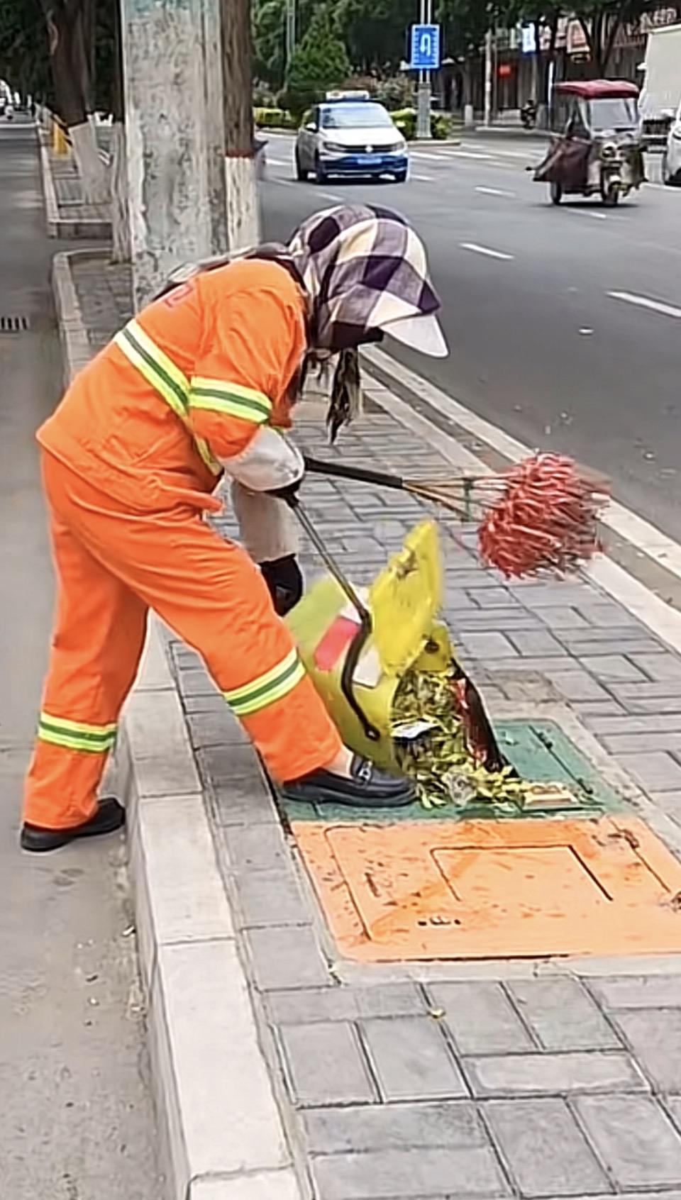 城市美容师辛勤工作，美化街道环境