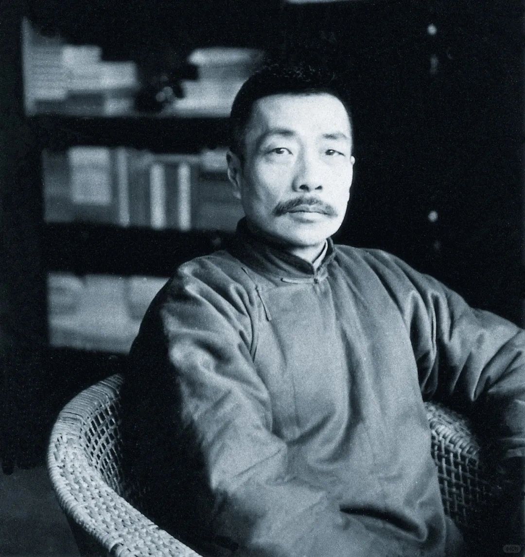 鲁汛定居上海后，一直是一个无固定职业的自由撰稿人。有人给鲁迅算了笔账，他在上海的...