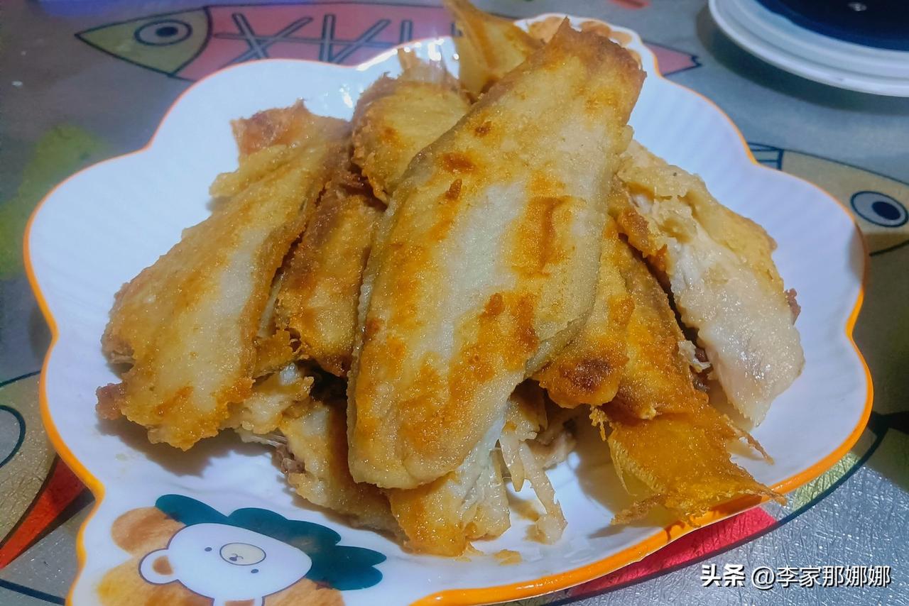 即墨农村老李家的晚饭。

香煎舌头鱼
菜花
小米粥
热牛奶
——
就这样吧！
今