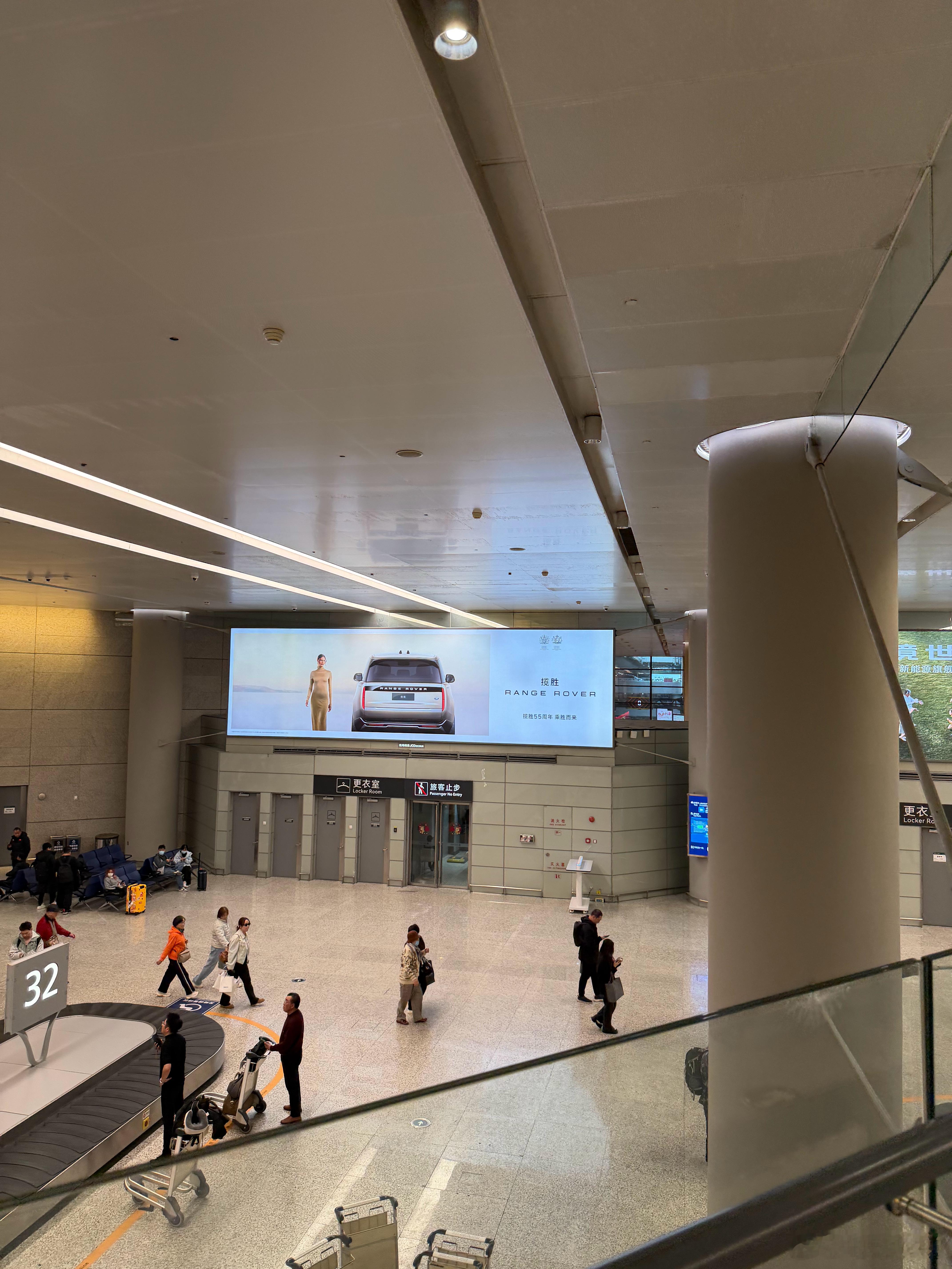 这么多年路过虹桥机场都看到这个位置的广告一直是路虎揽胜，一直挺希望这个人流密集处