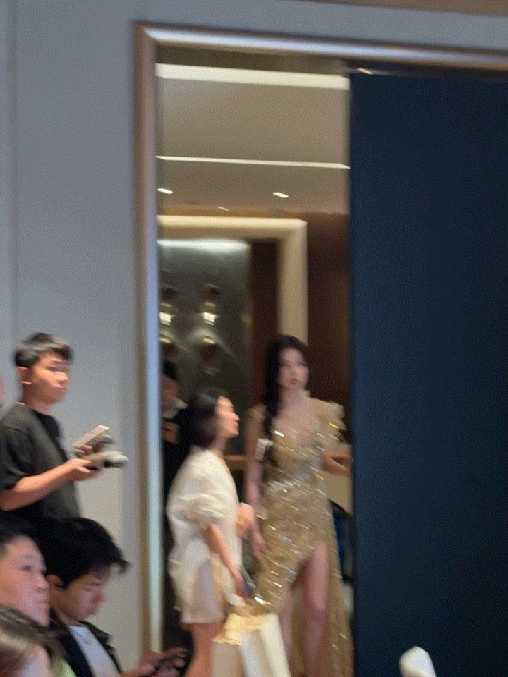 #虞书欣生图#虞书欣美美的很安心[来][老师爱你] 这状态也太好了吧。。。老天赏