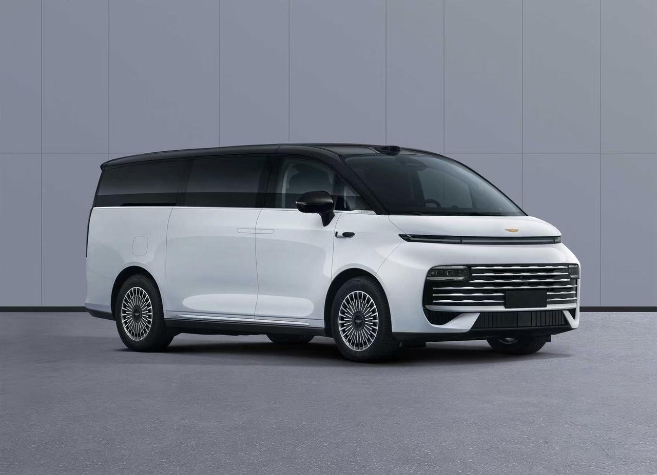 银河V900增程器纵置摆放，下面都给电机，所以全系上了四驱。
而其他家大多选择了