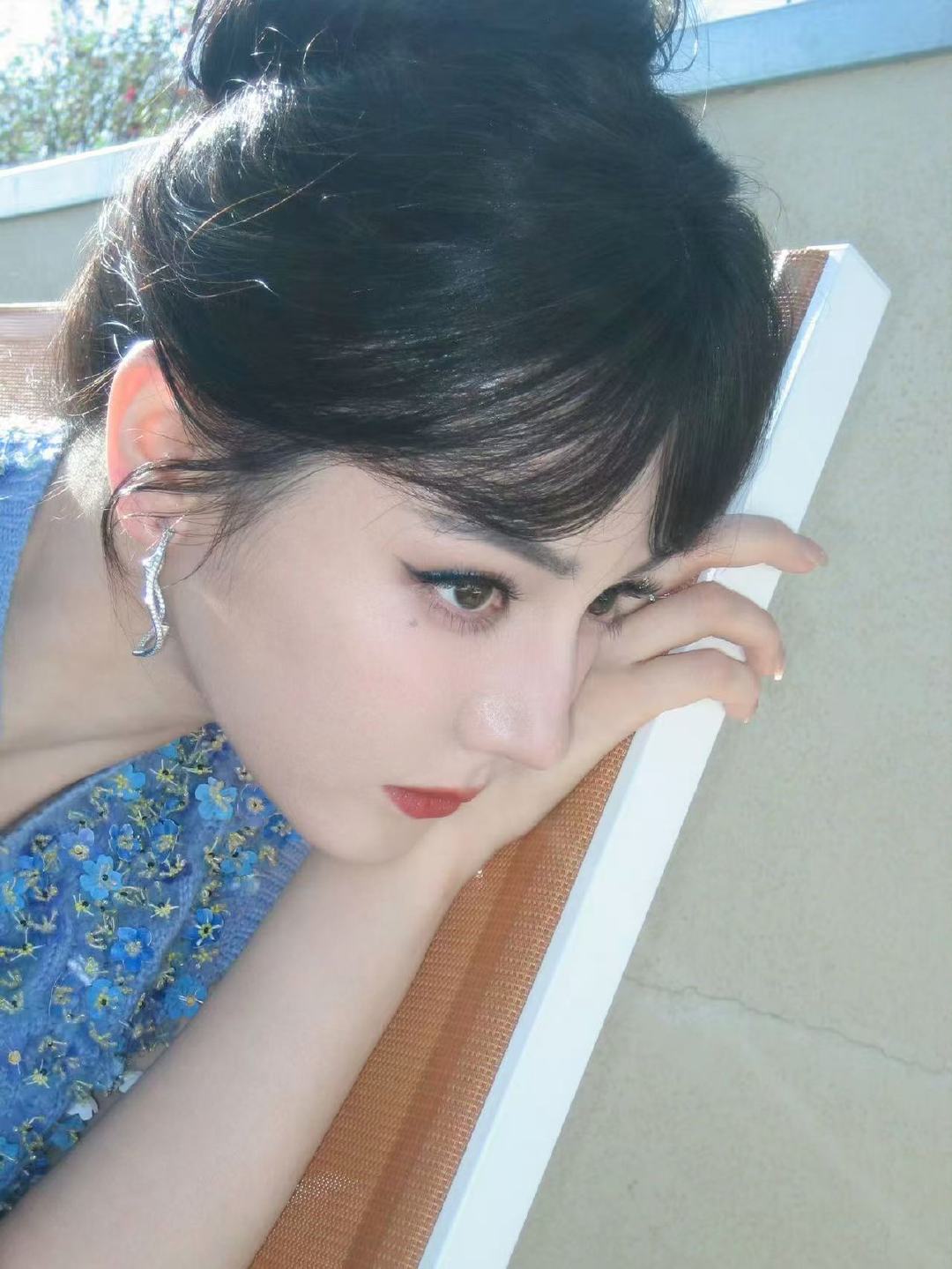 迪丽热巴晒太阳侧颜迪丽热巴晒太阳侧拍怎么会有人这么美啊[苦涩] ​ ​​​