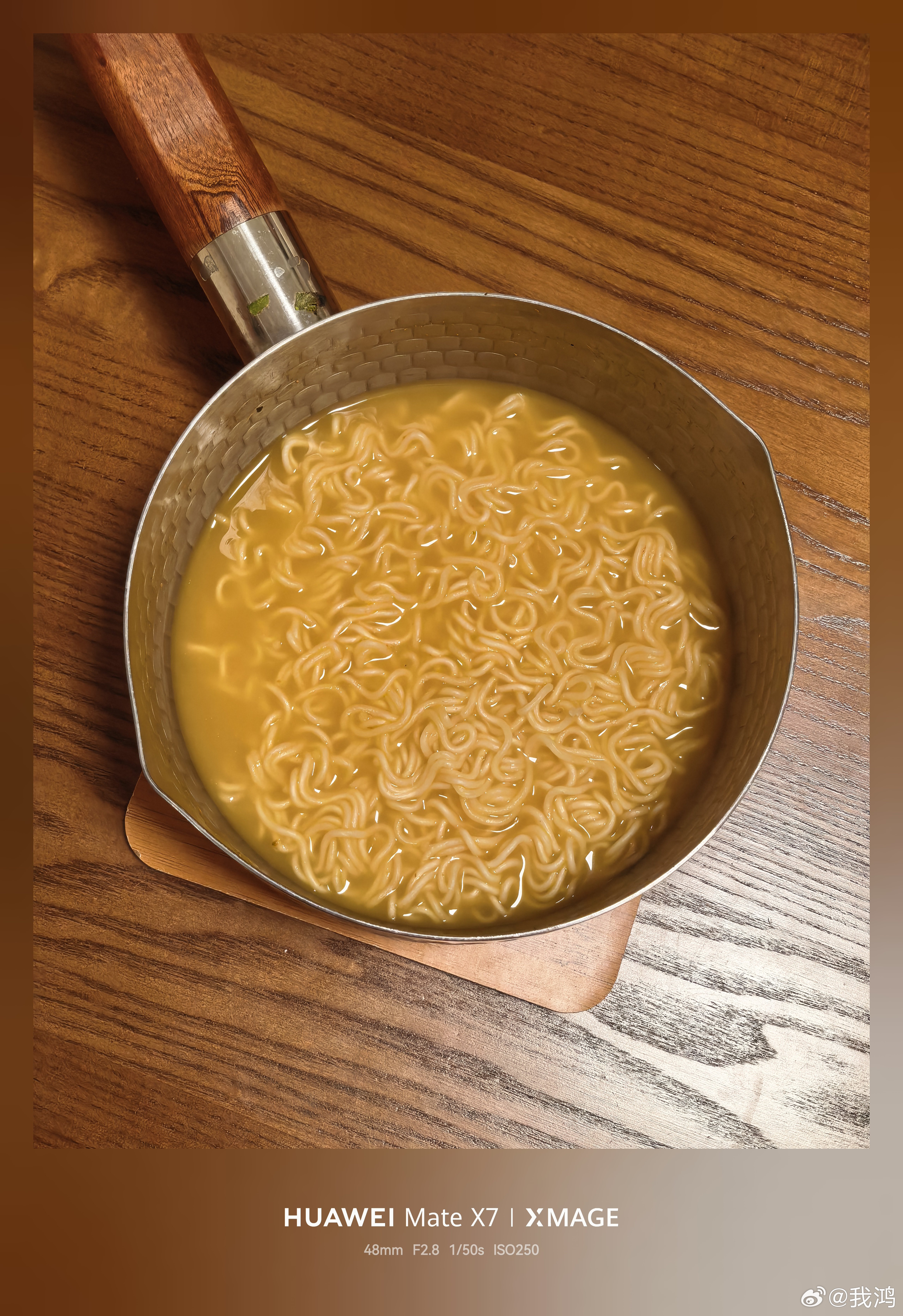 跟爱妻躺在床上，她说了一句好饿，我说我也是。于是半夜起床给她做了碗馄饨，给自己做