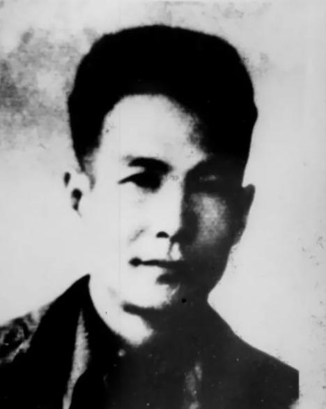 1948年，狱医刘石人到女牢诊病，刚到门口，一女犯突然趔趄摔倒在他身上，并迅速塞