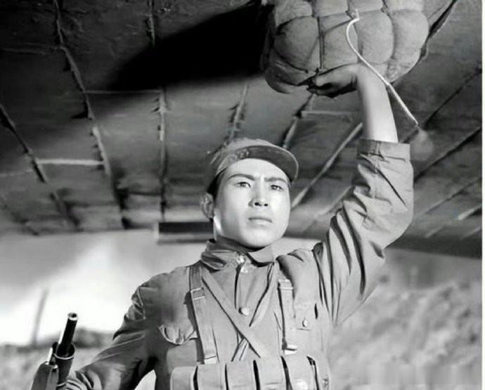 董存瑞烈士已经牺牲76周年了！请你停留一秒，向我们伟大的人民英雄献上一朵小花 ​