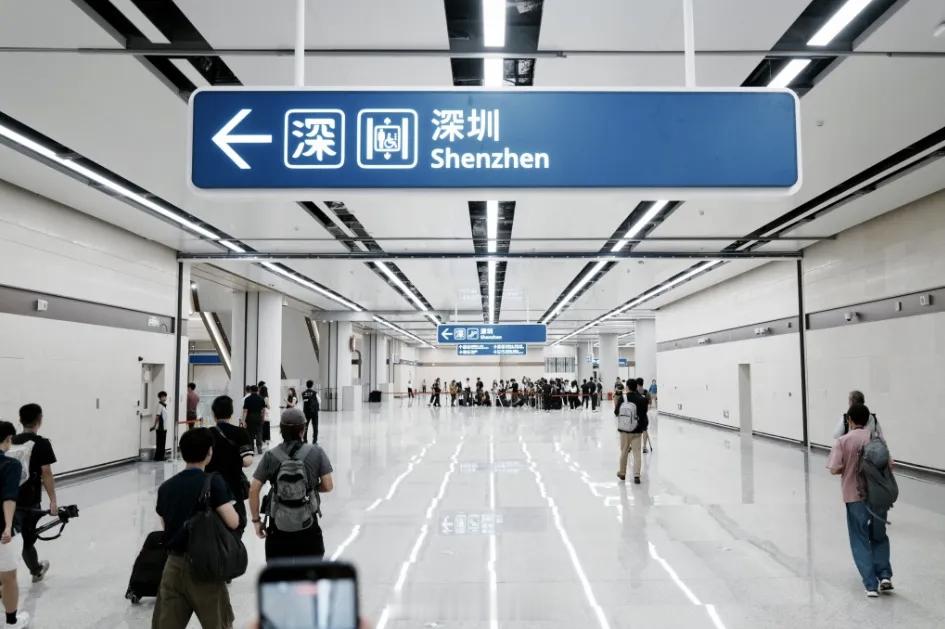 深圳一房难求，香港一床难求！还未通关，福田皇岗周边房子抢疯了。地产经纪人说，口岸