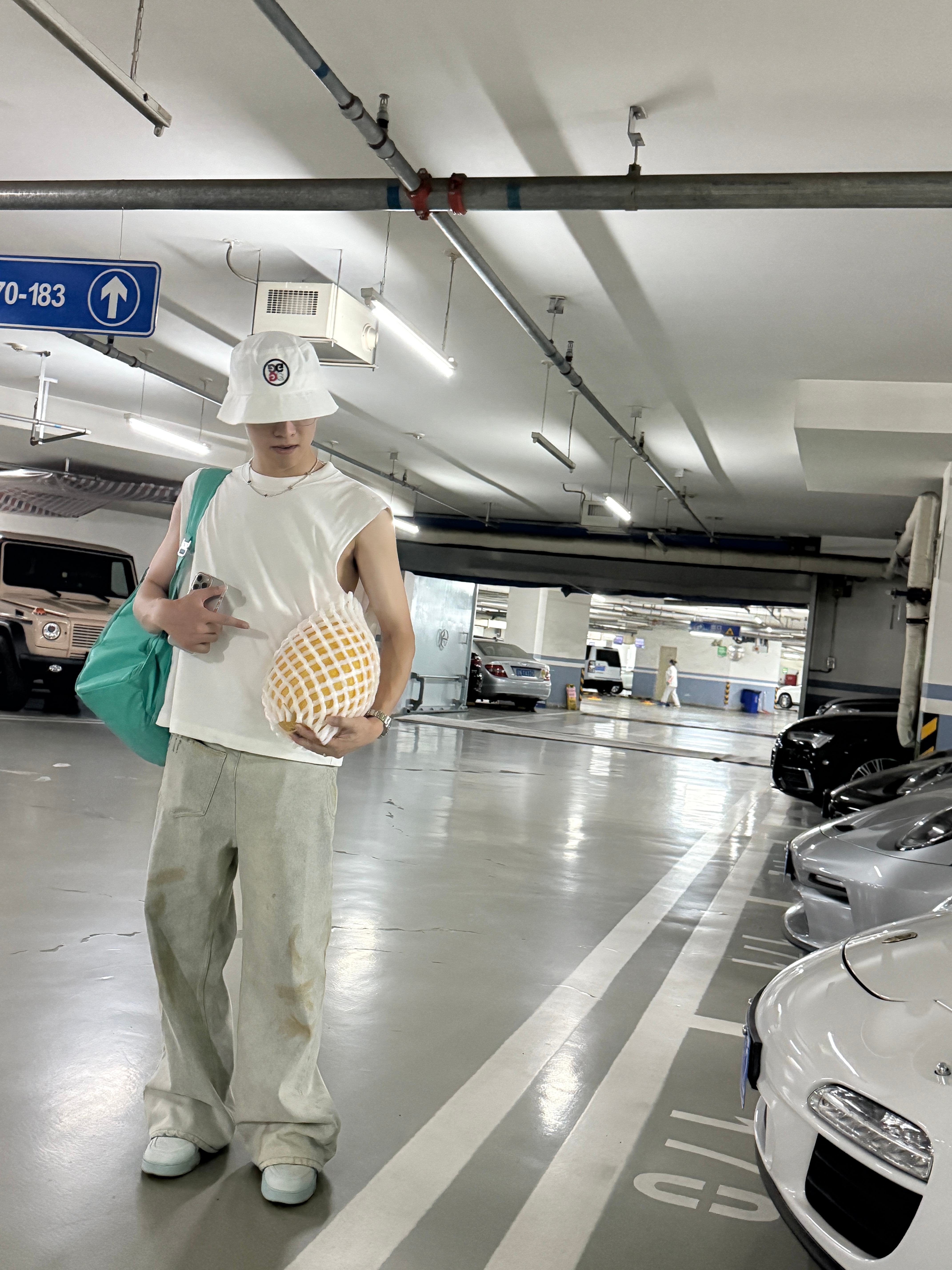 去海滨城市出差，分享一下今日穿搭：瓜是张总李总给的，又大又脆，捧着都很洋气​​​