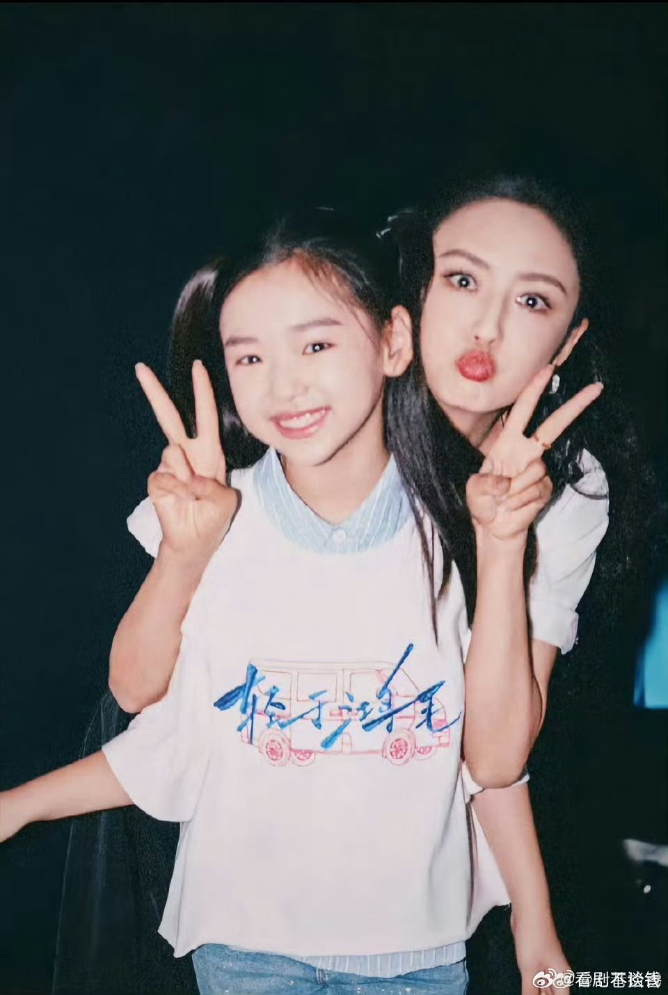 佟丽娅给小酒窝发压岁钱小酒窝这孩子多才多艺太优秀了！长得还好看活泼开朗，人见人爱