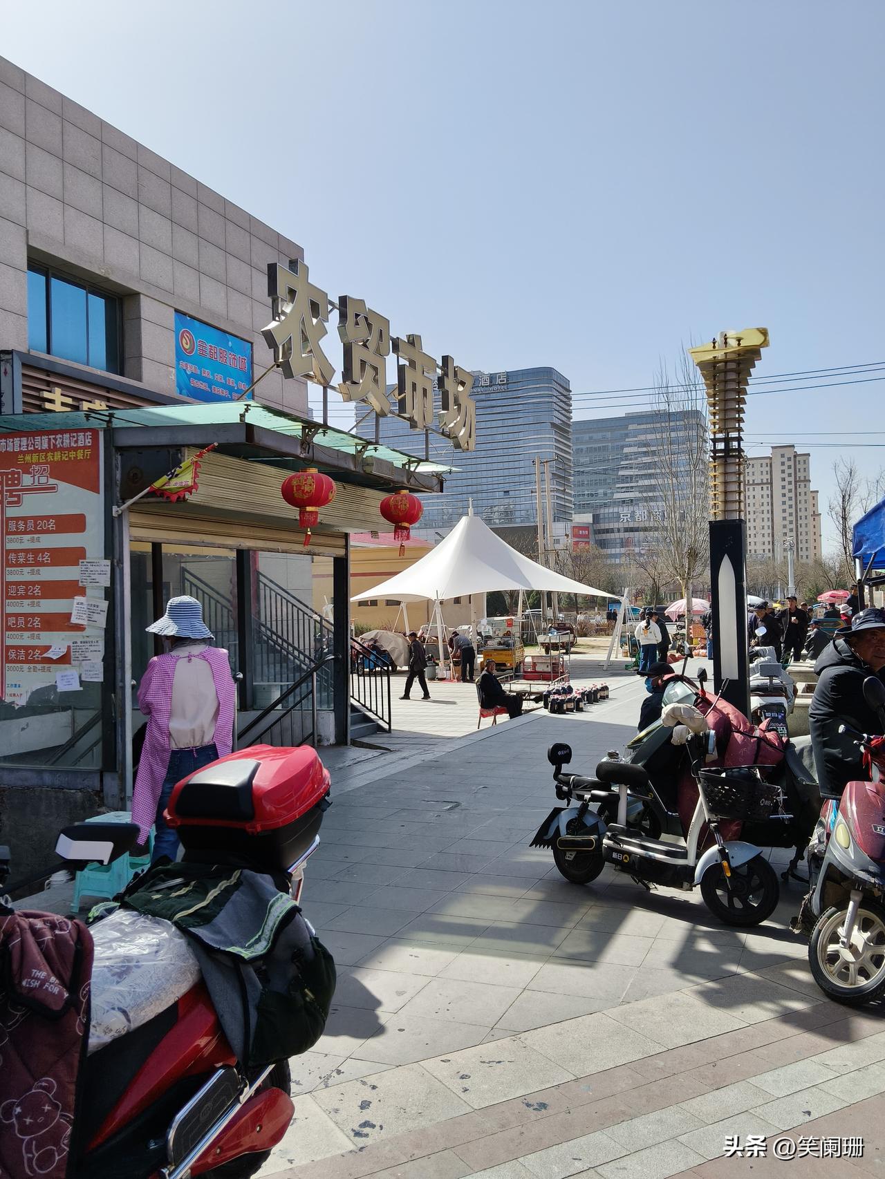 在兰州新区的一个农贸市场旁边，有一个5元理发感觉非常的接地气。
这才是真正的为老