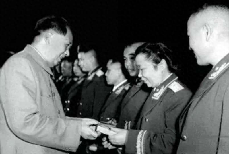 1955年授衔后，开国女将李贞为何向甘泗淇申请离婚，竟劝他再娶妻子？背后原因是什