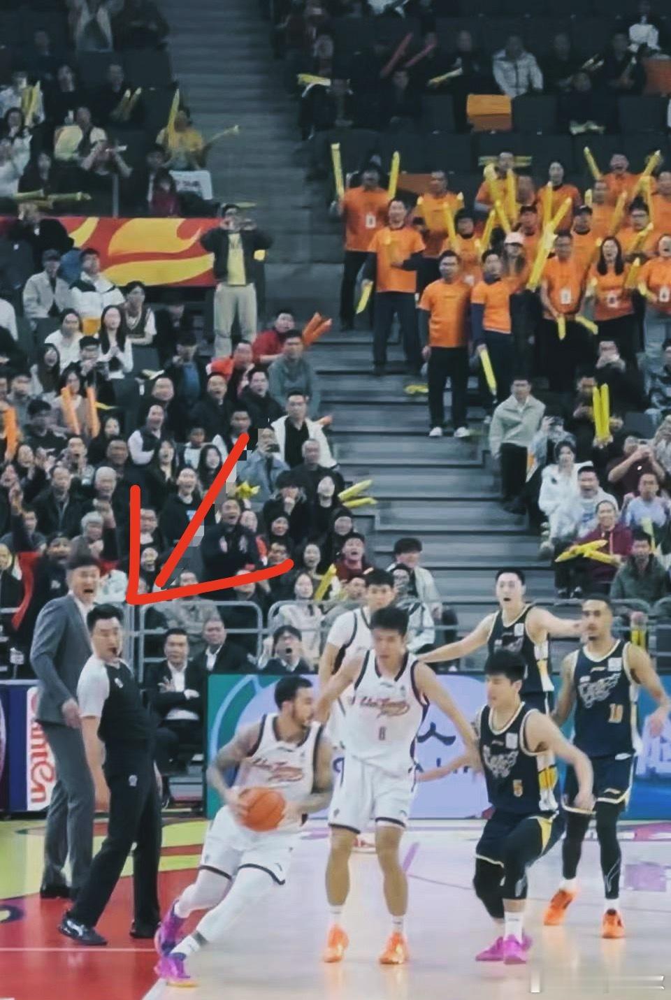 约克绝杀前的捞球没啥大问题，边线裁判眼睛盯着脚呢。广东男篮vs浙江男篮约克超远三