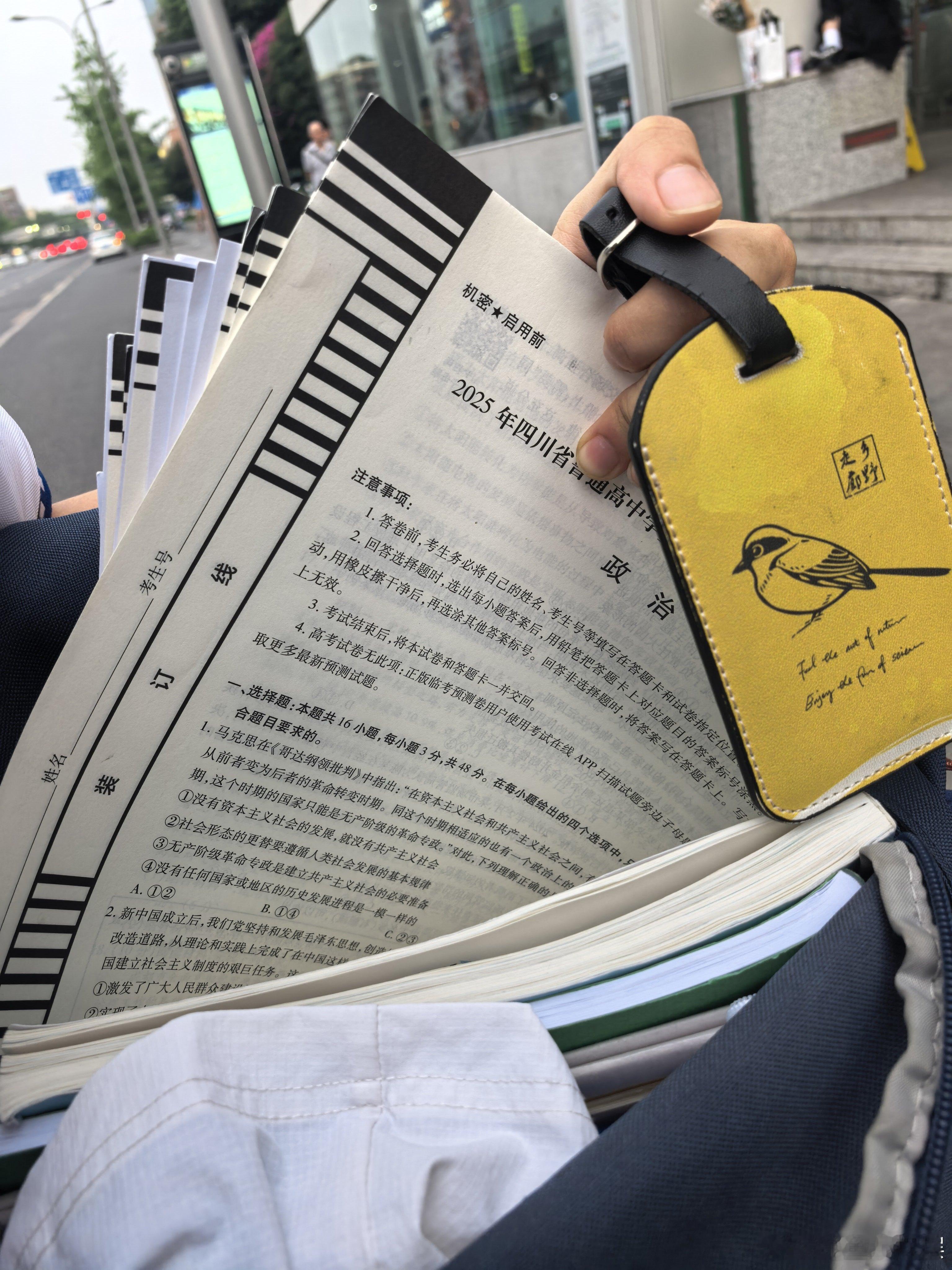 逗比小孩 科协前主席要去新加坡了，清理了很多资料给他的学弟学妹们。有几套政治历史