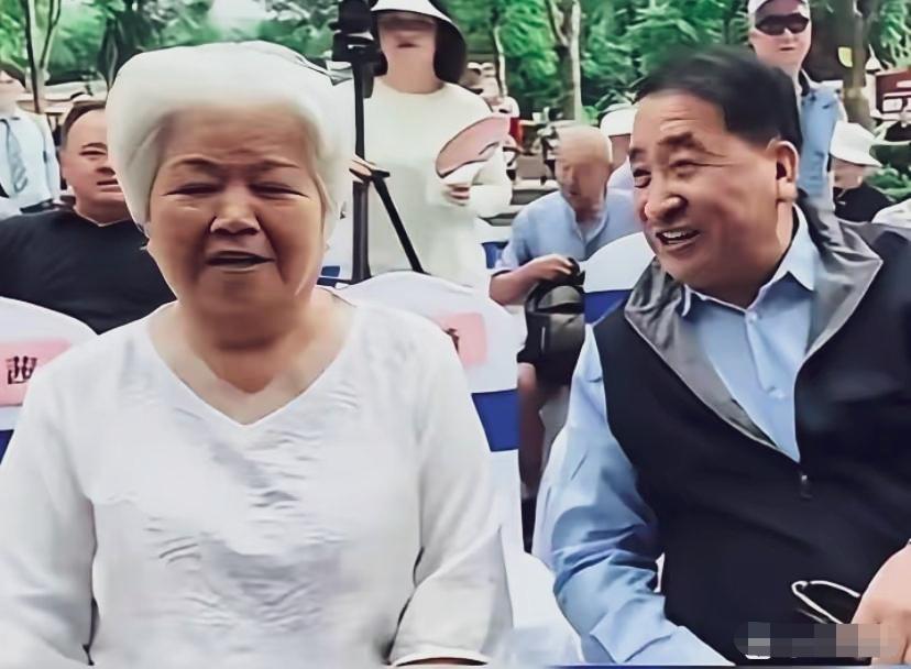 白发白衣，这是邢质斌？走在大街上谁能认出来。姜昆头发乌黑，应该是加工过的！邢质斌