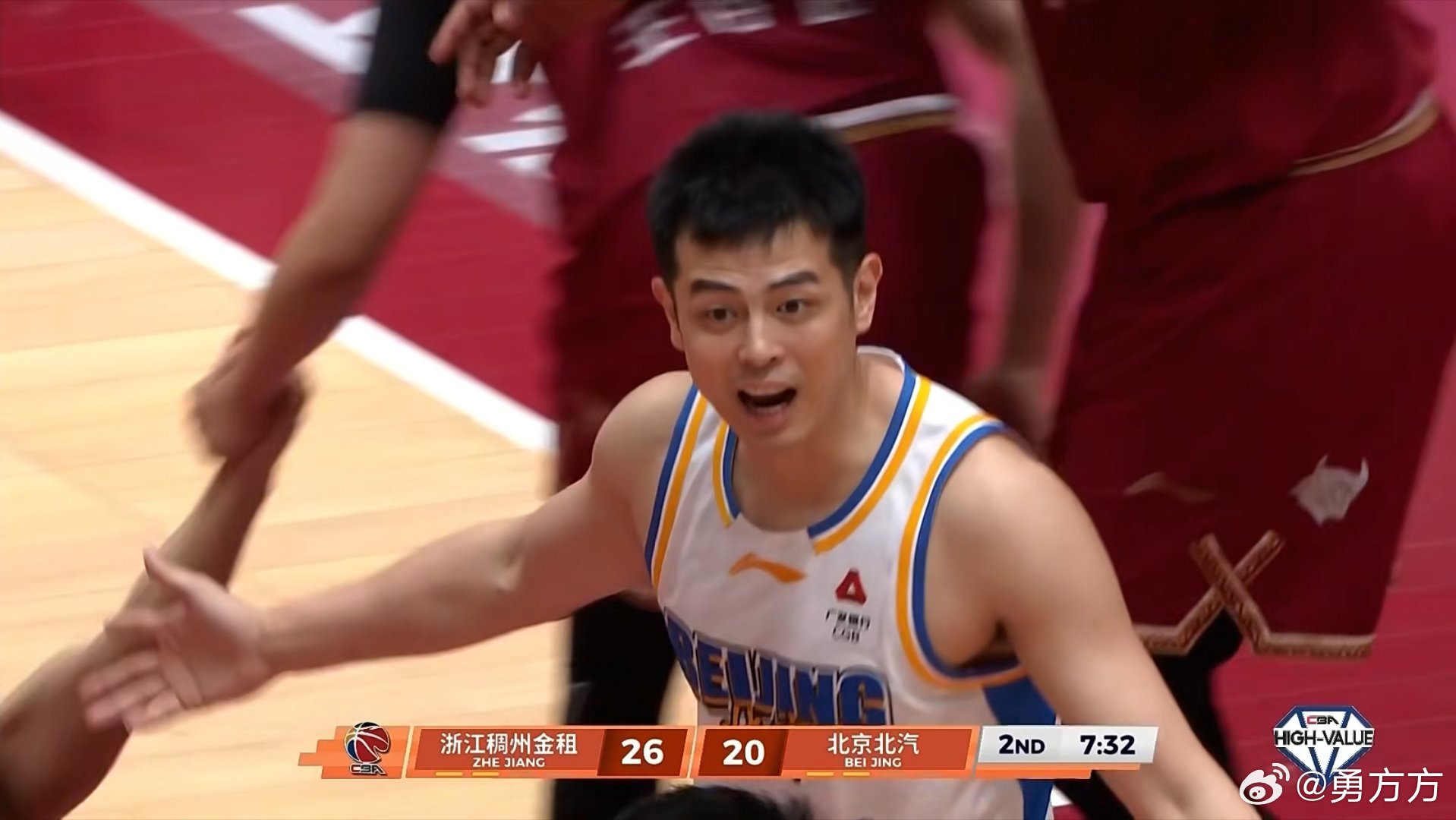 浙江男篮vs北京男篮 这球从慢动作看，方硕根本就没碰着陆文博