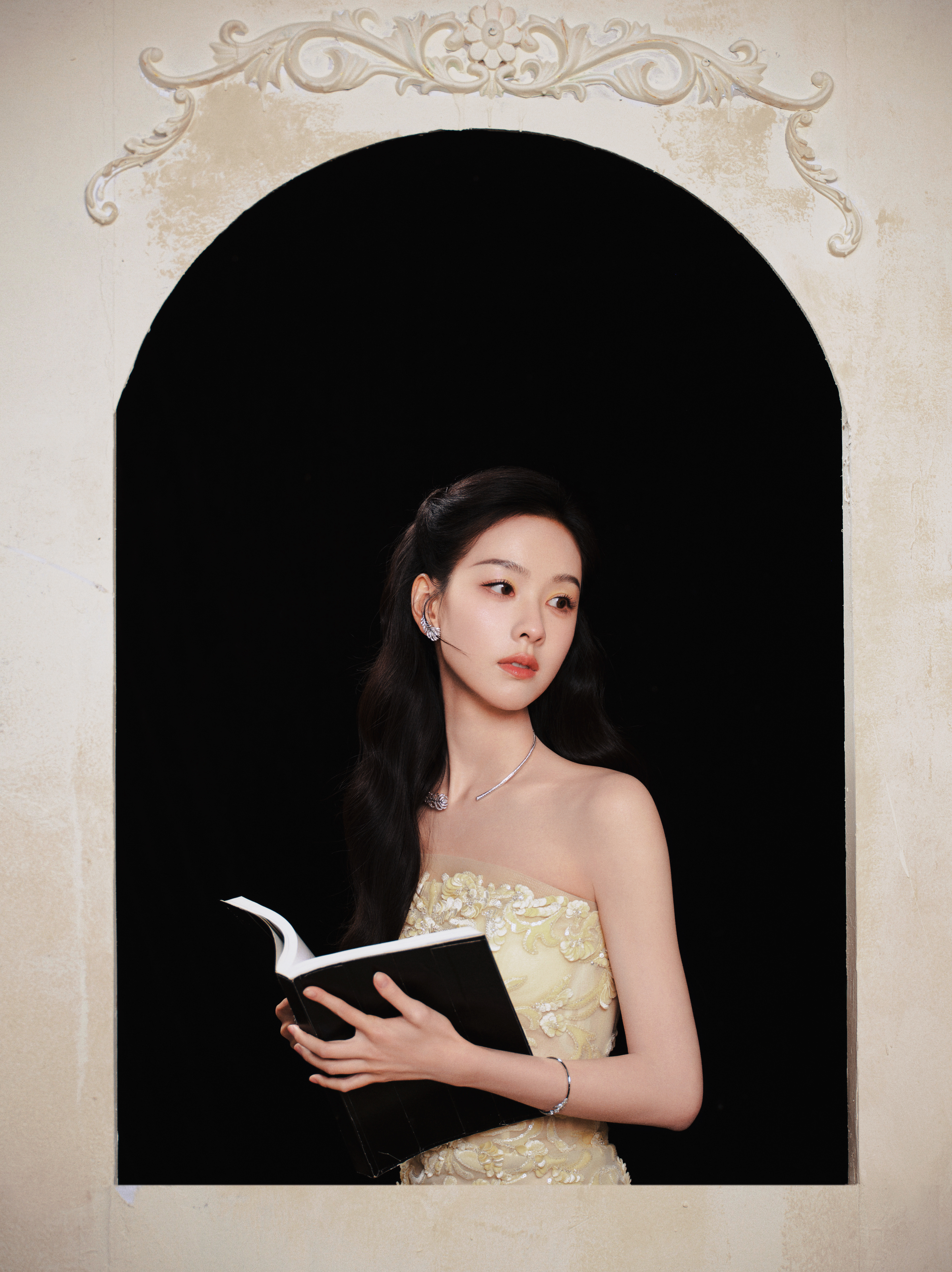 陈都灵童话公主 看得出她是公主！蓬松的公主蛋糕裙摆，身姿绰约～还搭配城堡窗户、魔