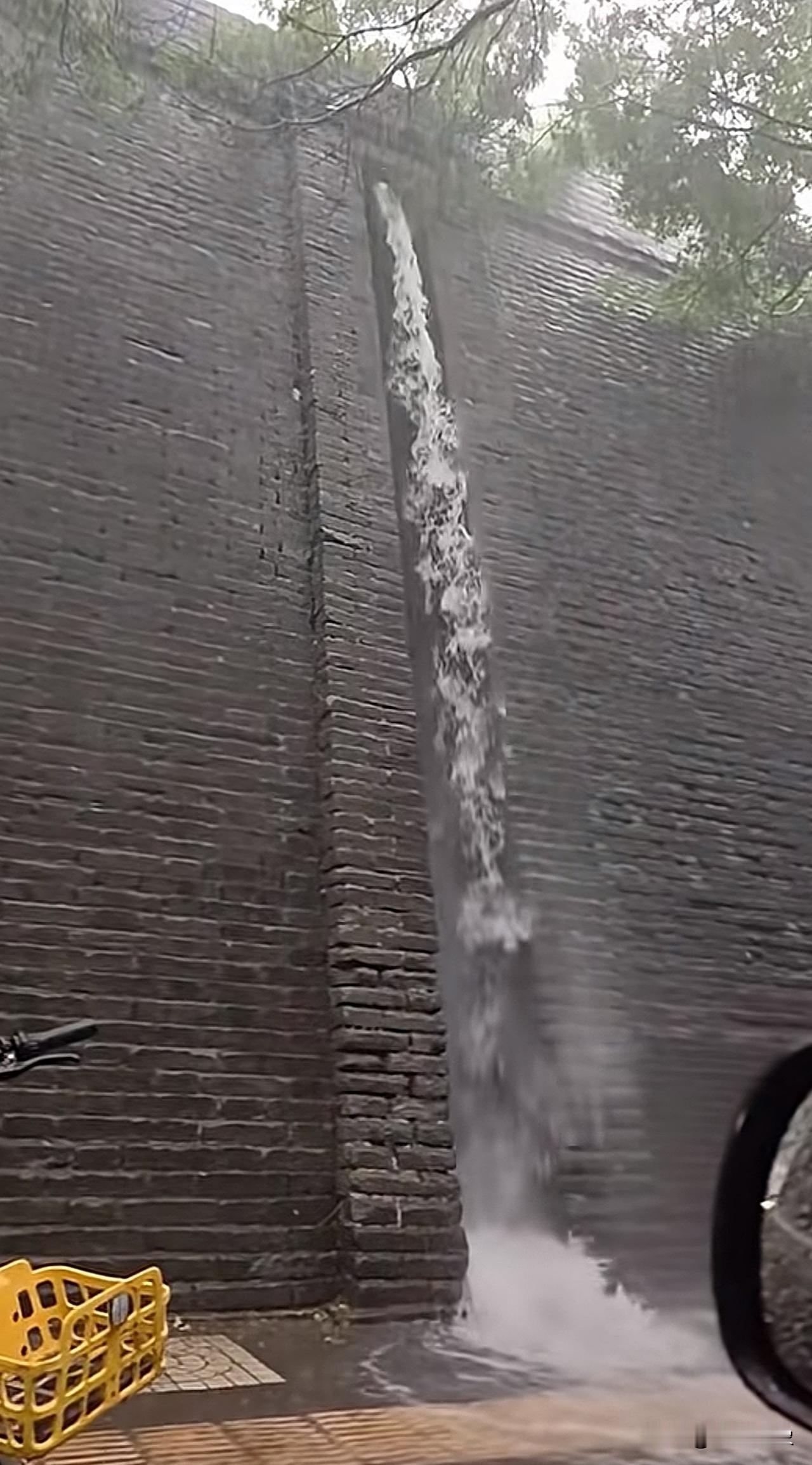 刚来西安 就亲淋了一场大暴雨，虽然被雨淋，但也亲眼见证了千年古城墙  排水系统的