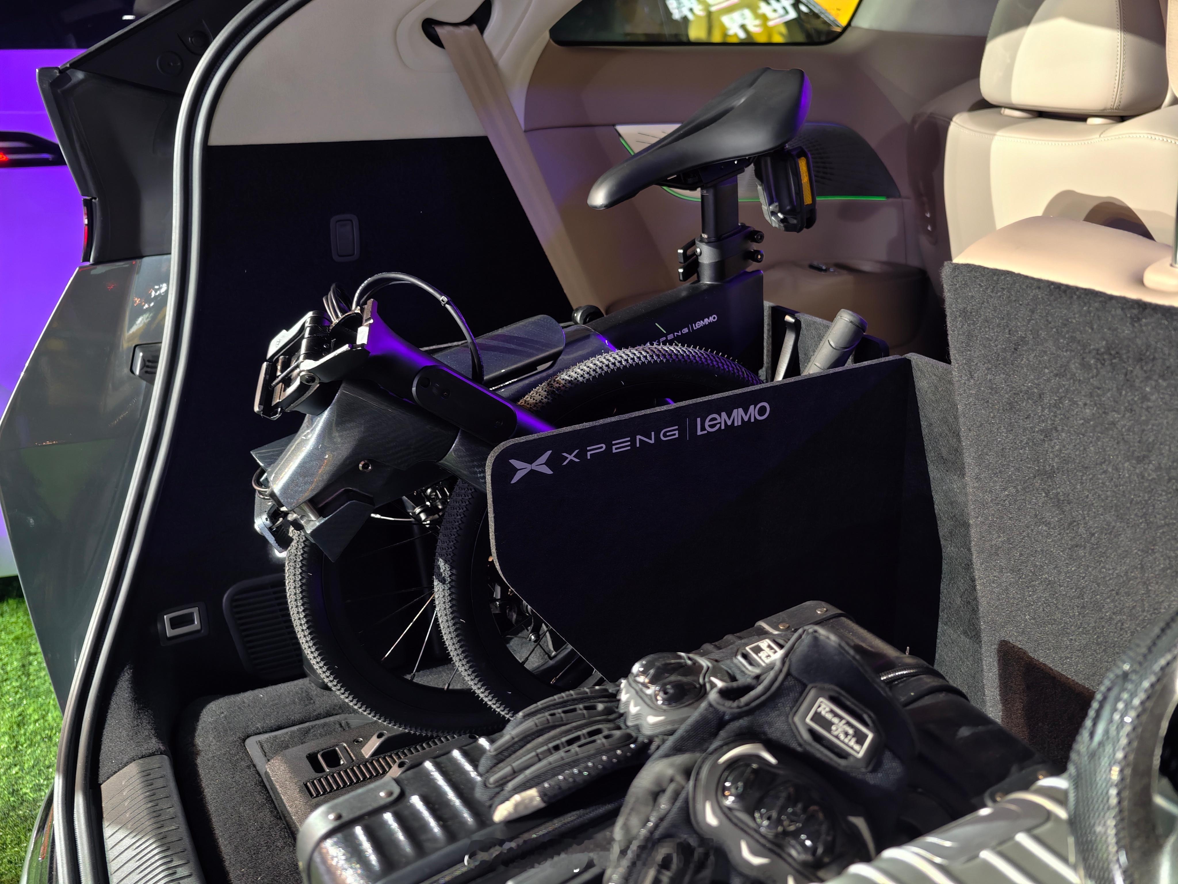 近距离给你们看一下小鹏和LEMMO合作的这款折叠电助力。和蔚来那款一样，换个涂装