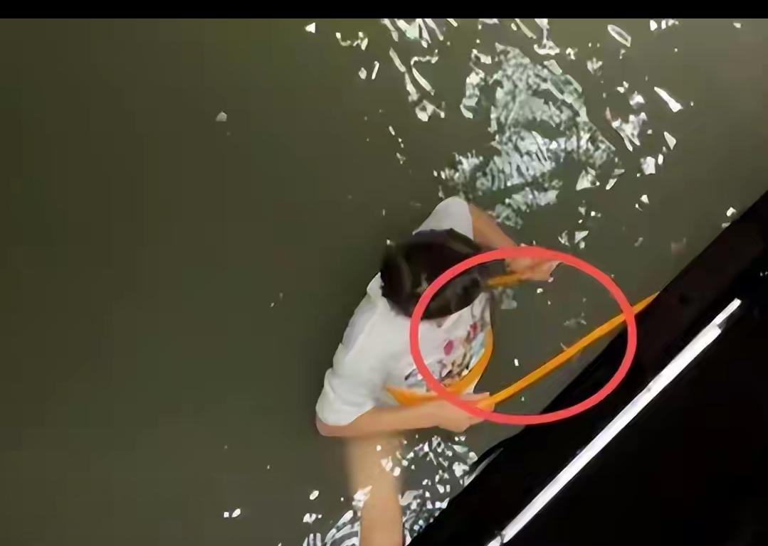 不是不愿救女性，是不敢！谁来给伸手的人一把保护伞？
 
大街上有人倒地，你敢救吗