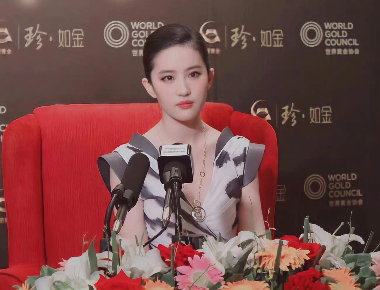 想必记者采访刘亦菲，一定是一种享受。