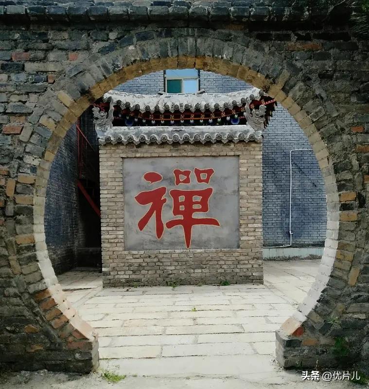 真的善念，它是憋不住的。 就像兜里揣了个烫手山芋，你总得把它掏出来。看见老人上台