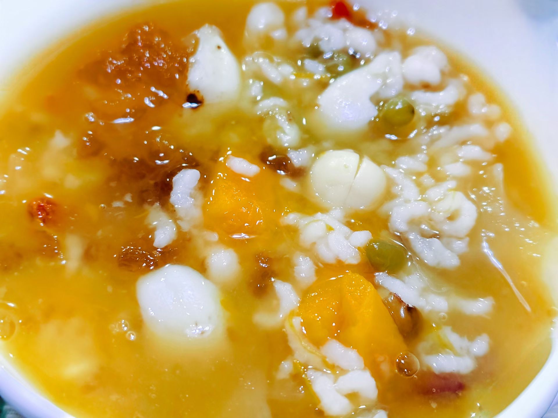 发现一个懒人煮粥方法，把喜欢的食材都放到锅里一起煮，哈哈，还不错[挤眼] ​​​