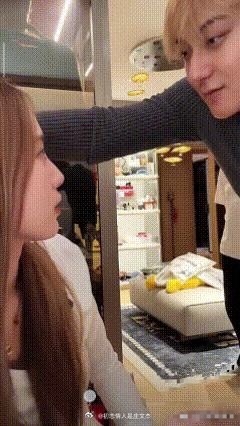 刚刷到黄子韬和徐艺洋直播，我直接看傻了。黄子韬抬手就往女方脑袋上扇，一下又一下，