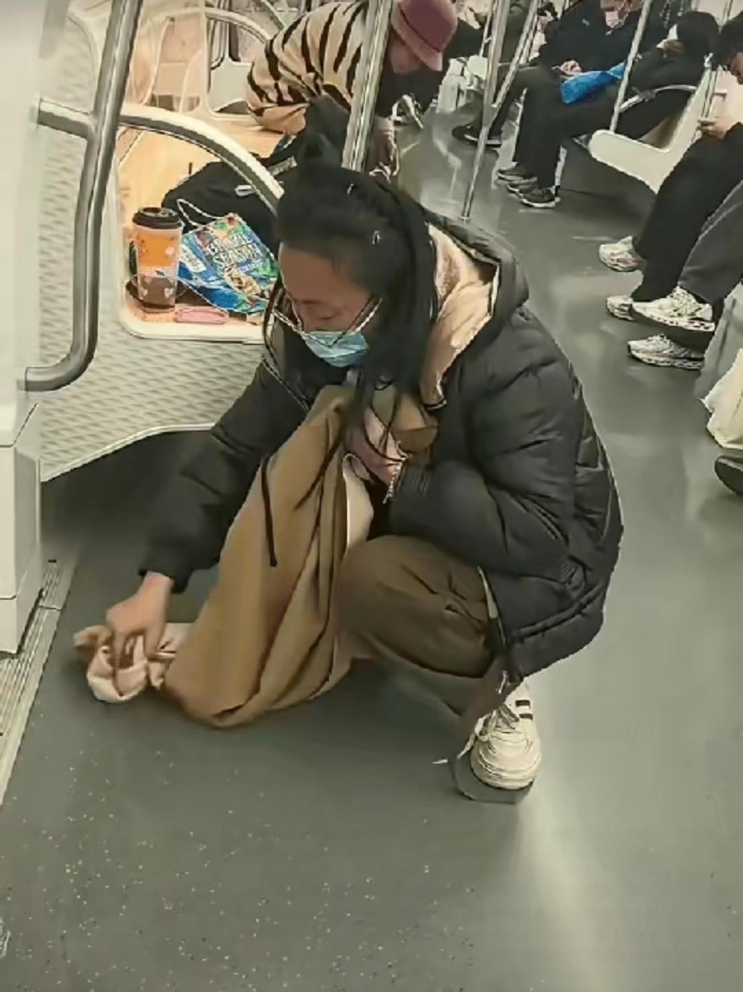 苏州地铁女子打翻饮品用围巾擦拭，小事见人品，藏在细节里的教养最戳人
苏州地铁内，